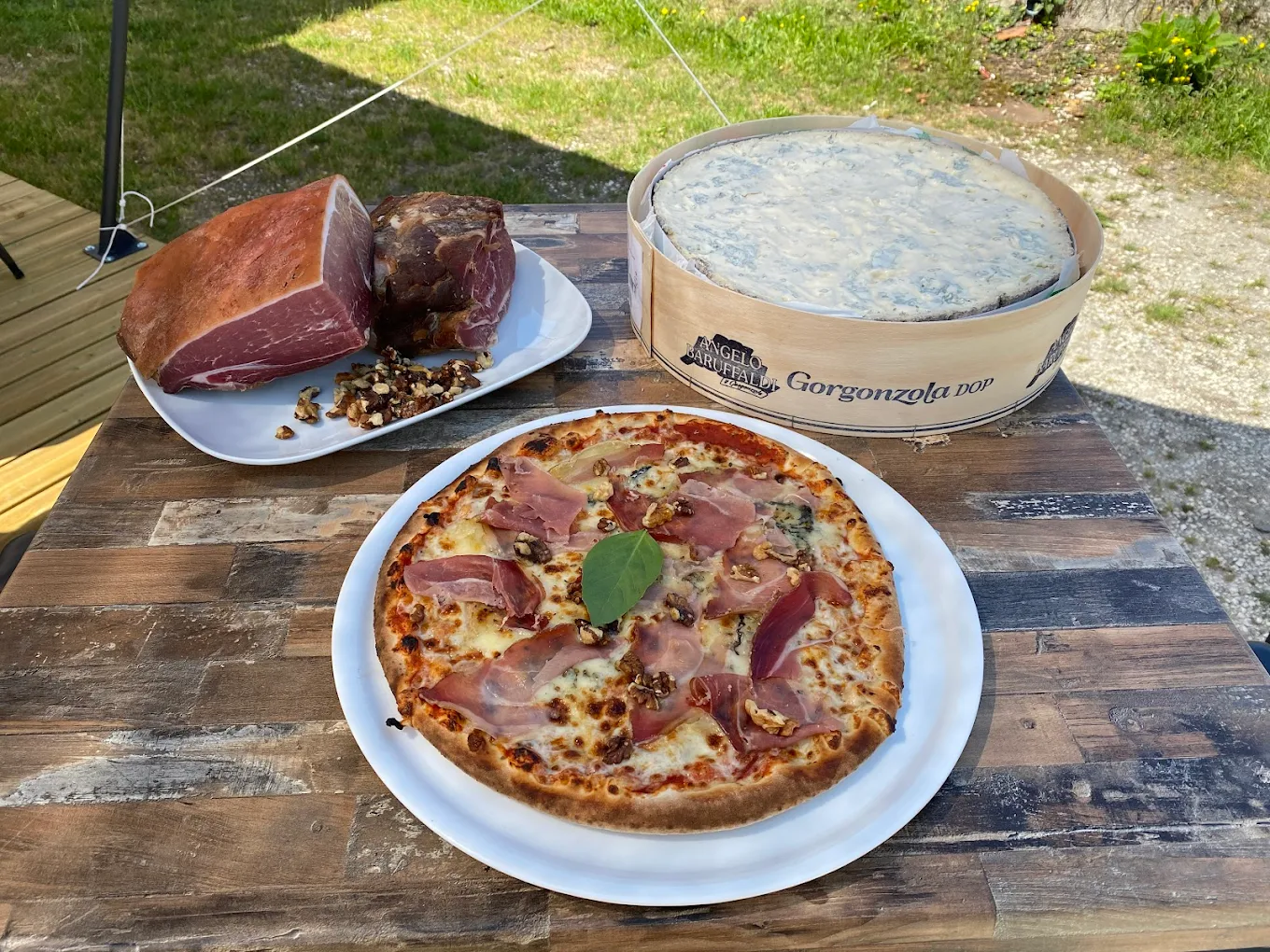 Pizza prosciutto gorgonzola noix — exemple de pizza premium avec coût matière élevé